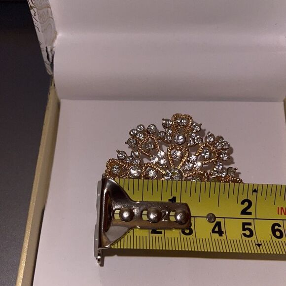 New not in box Charter Club flower crystal rhinestone gold tone brooch - Picture 3 of 4